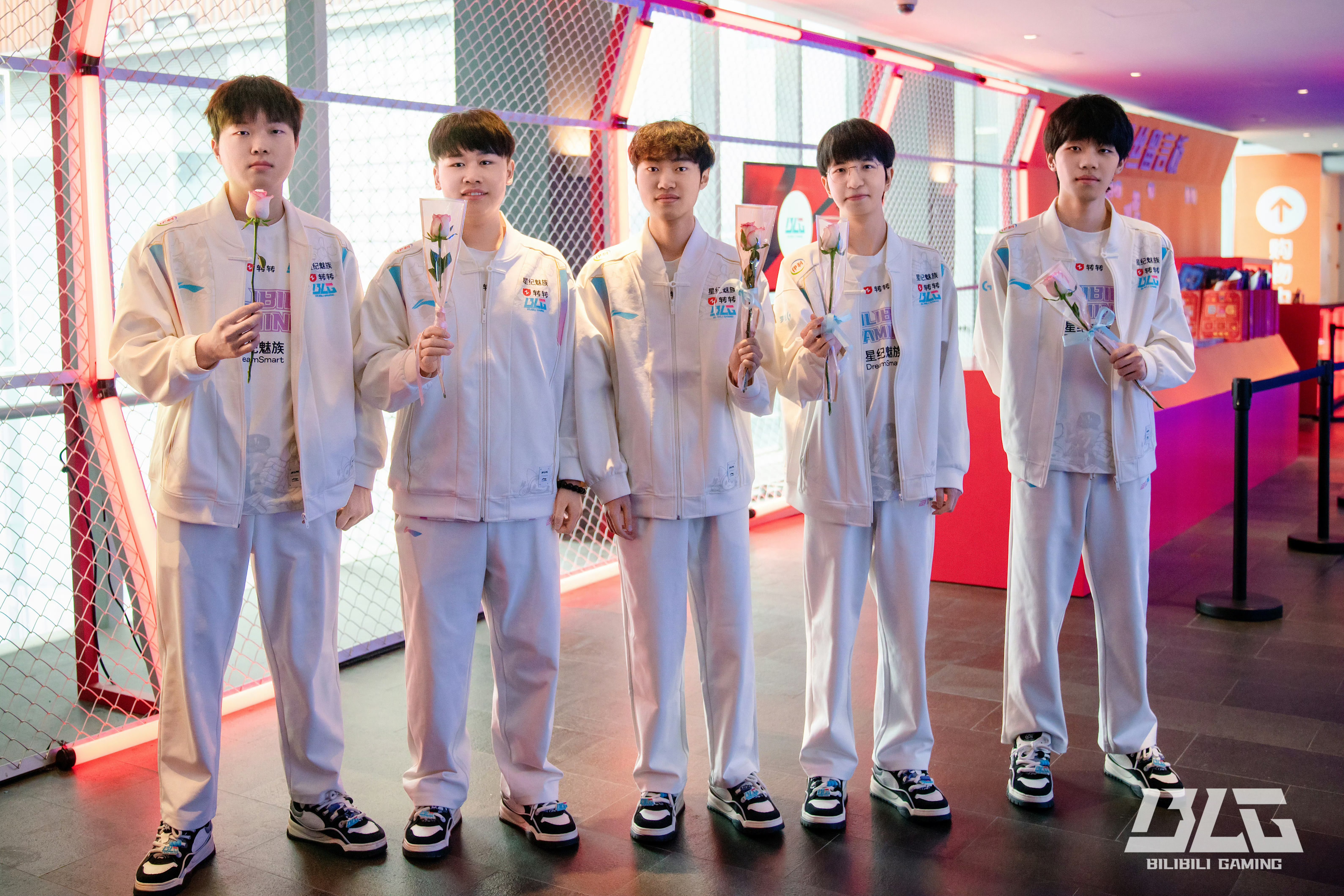 关于JDG血洗FPX，Bin团战一打五宿敌对决淘汰赛，让粉丝疯狂欢呼的信息