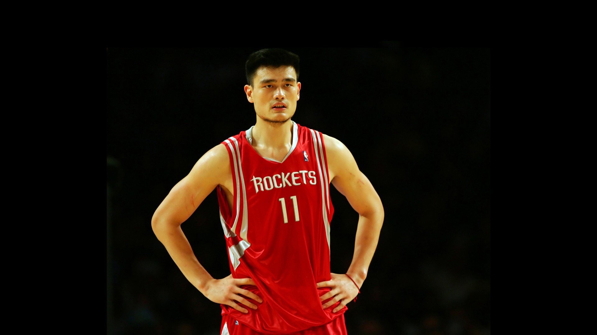 铁丝网与红白格，当硬核足球在2026年的夏夜撕碎命运剧本